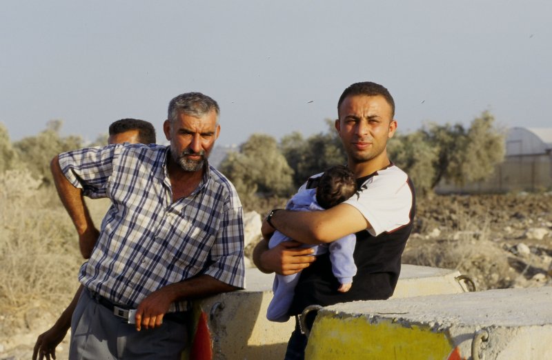 Image of sheet 20033004 photo 3: Israelischer Sicherheitszaun am Daqa ash Sharqiya Gate, Westbank Palästina 2003.