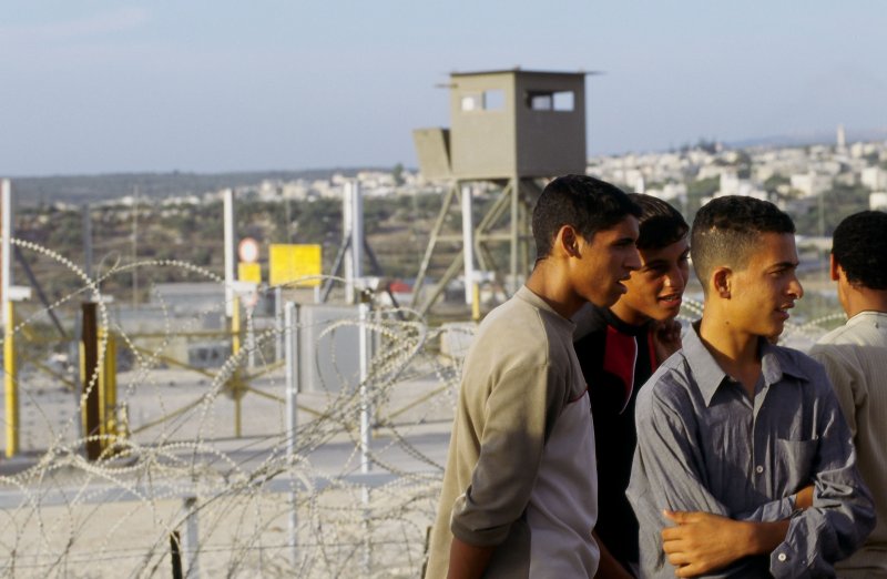 Image of sheet 20033004 photo 4: Israelischer Sicherheitszaun am Daqa ash Sharqiya Gate, Westbank Palästina 2003.