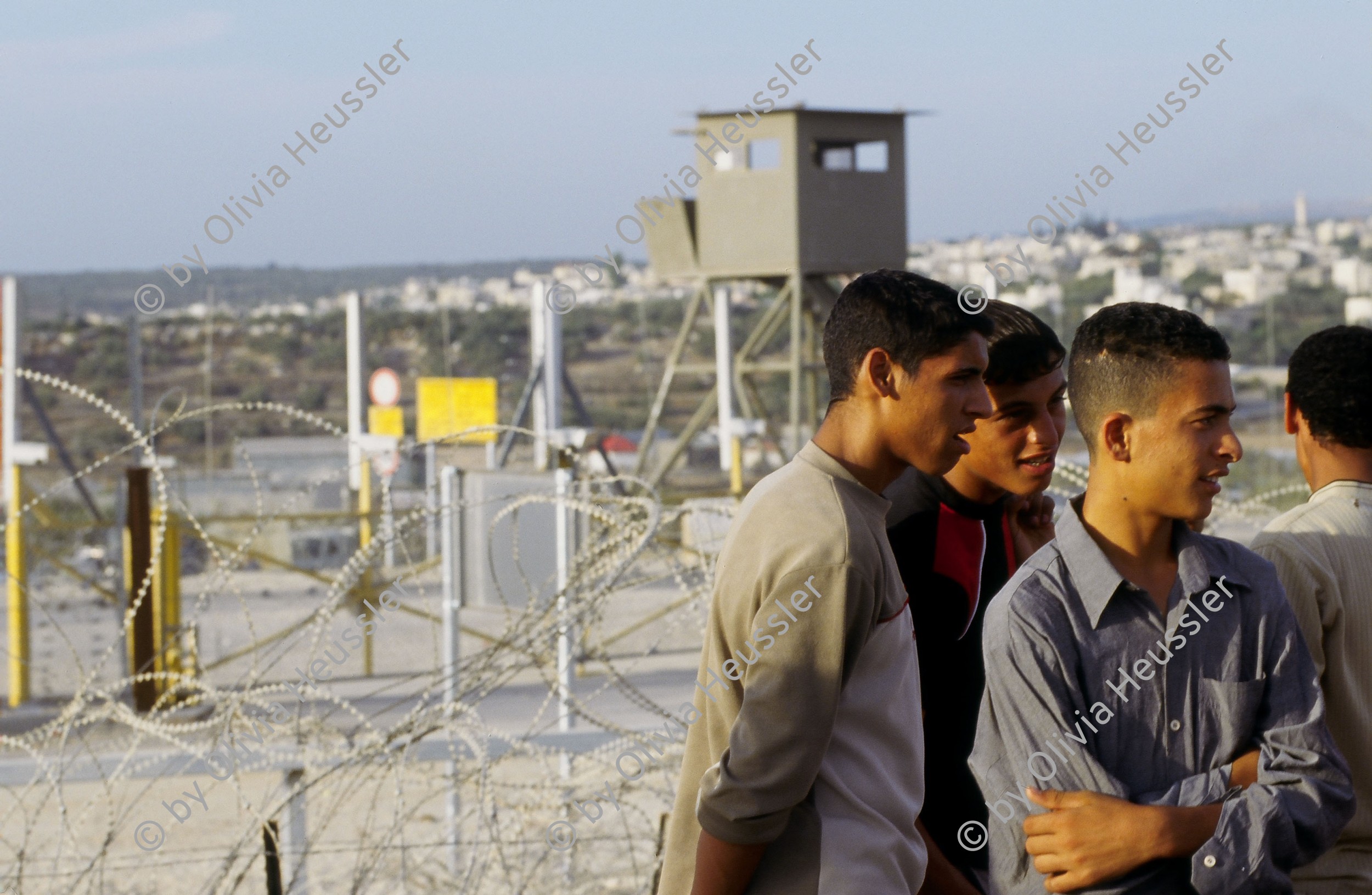 Image of sheet 20033004 photo 4: Israelischer Sicherheitszaun am Daqa ash Sharqiya Gate, Westbank Palästina 2003.