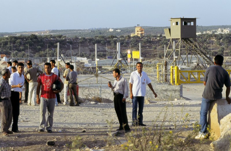 Image of sheet 20033004 photo 5: Israelischer Sicherheitszaun am Daqa ash Sharqiya Gate, Westbank Palästina 2003.