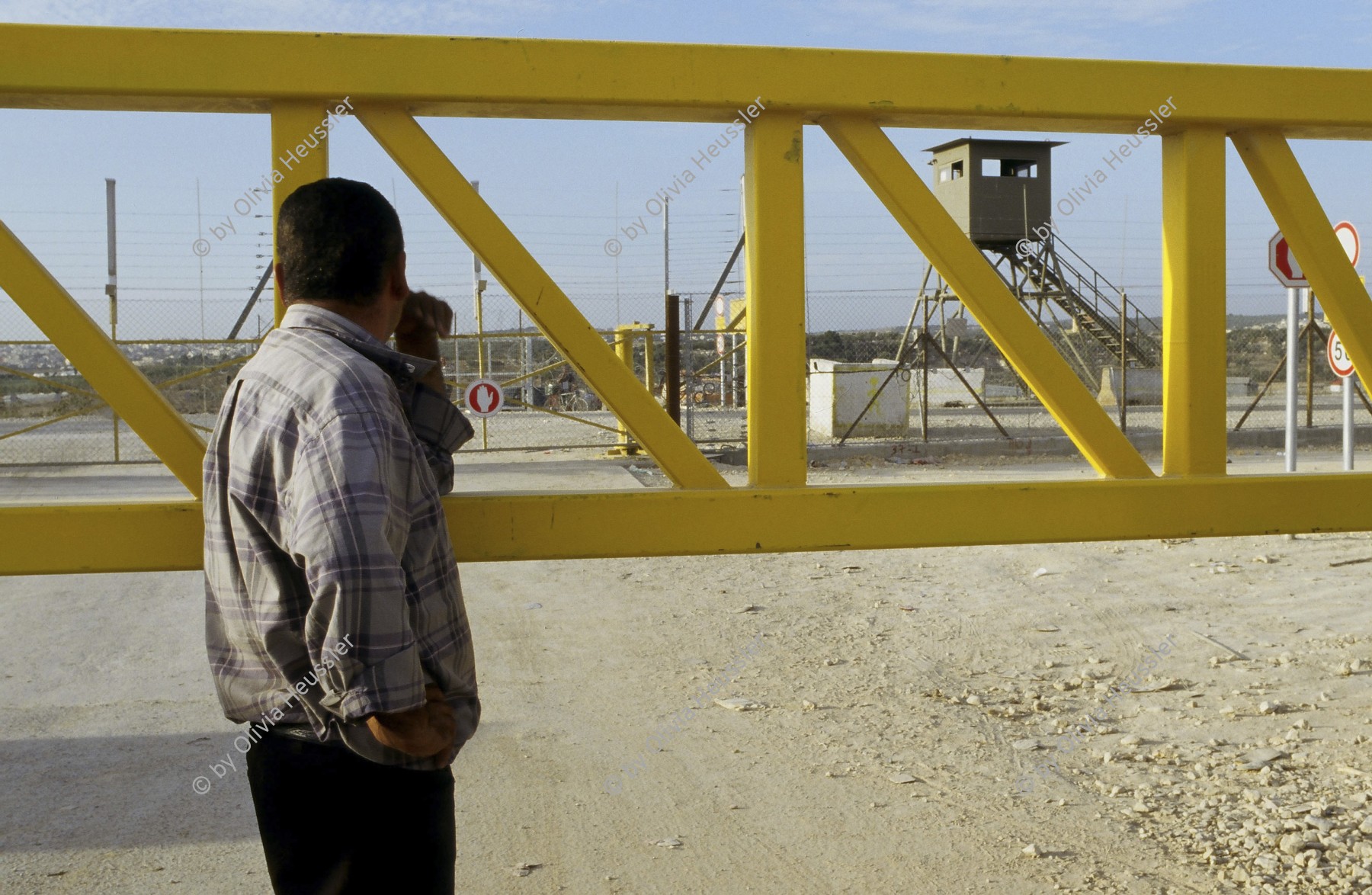 Image of sheet 20033004 photo 6: Mann am Daqa ash Sharqiya Gate.

Sicherheitszaun israeli security fense Palestine occupied territory October 2003
Israelische Militärpatrouille am Daqa ash Sharqiya Gate.
Westbank wall 
Palästina
Oktober 03

© 2003, Olivia Heussler/ clic.li GmbH