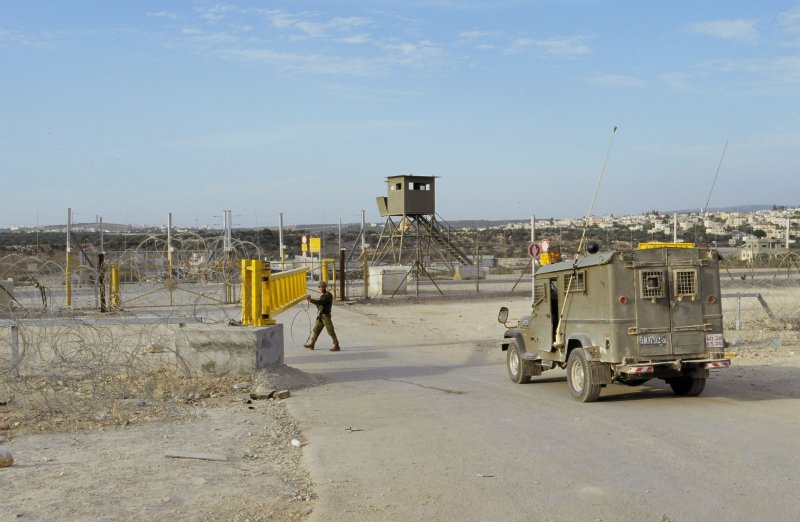 Image of sheet 20033004 photo 8: Israelischer Sicherheitszaun am Daqa ash Sharqiya Gate, Westbank Palästina 2003.