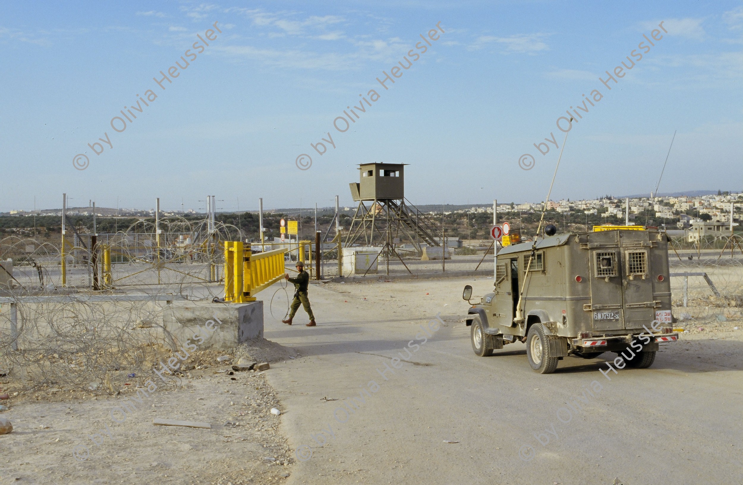 Image of sheet 20033004 photo 8: Israelischer Sicherheitszaun am Daqa ash Sharqiya Gate, Westbank Palästina 2003.