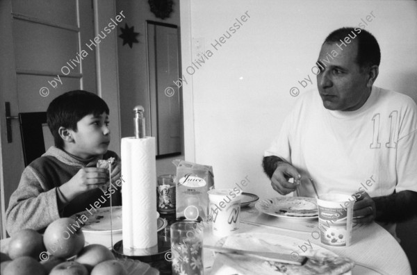 Image of sheet 20040030 photo 30: Portrait der Flüchtlingsfamilie Nafissa und Chassem Saya Familie aus Afghanistan bei sich zu Hause mit Salim Shabana Behesta und Shahira in der Küche am Pita backen
mit Lauch gefüllte Teigtaschen