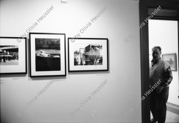 Image of sheet 20040050 photo 32: Il lungo addio /Der lange Abschied Fotoausstellung im Stadthaus Zürich von Dieter Bachmann
Ich begleite die Frauen der Familie Saya ins Stadhaus Innenhof Patio Salim Nafissa zu Hause beim Hausaufgaben machen in Wollishofen