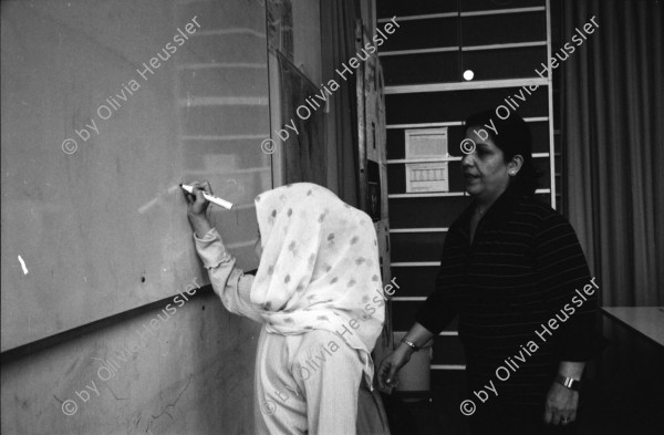 Image of sheet 20040060 photo 21: Farsi Unterricht für Afghanische Kinder aus Afghanistan Iran in Zürich auf freiwilliger Basis. An der Wandtafel Lehrerin