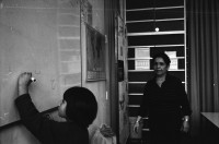 Image of sheet 20040060 photo 23: Sprachunterricht Persisch Unterricht für Afghanische Kinder aus Afghanistan Iran in Zürich auf freiwilliger Basis. An der Wandtafel Lehrerin