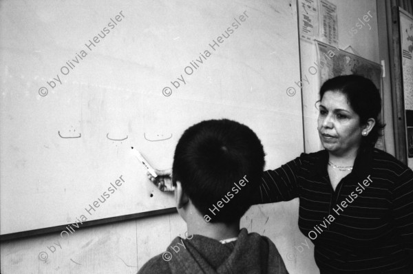 Image of sheet 20040060 photo 30: Salim Nafissa Saya beim Sprachunterricht Persisch Unterricht für Afghanische Kinder aus Afghanistan Iran in Zürich auf freiwilliger Basis. An der Wandtafel Lehrerin