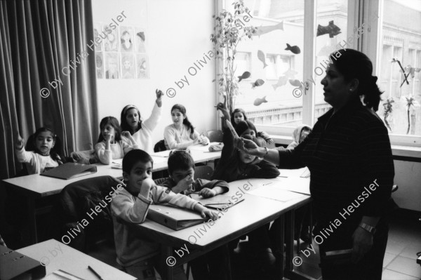 Image of sheet 20040060 photo 32: Il lungo addio /Der lange Abschied Fotoausstellung im Stadthaus Zürich von Dieter Bachmann Ich begleite die Familie Saya mit ins Stadhaus Innenhof Patio Salim Nafissa Saya beim Sprachunterricht Persisch Unterricht für Afghanische Kinder aus Afghanistan Iran in Zürich auf freiwilliger Basis. An der Wandtafel Lehrerin