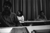 Image of sheet 20040070 photo 18: Salim Saya beim Sprachunterricht Persisch Unterricht für Afghanische Kinder aus Afghanistan und Iran in Zürich auf freiwilliger Basis. An der Wandtafel arbeitet die Lehrerin
