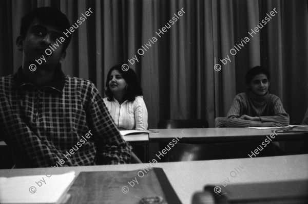 Image of sheet 20040070 photo 18: Salim Saya beim Sprachunterricht Persisch Unterricht für Afghanische Kinder aus Afghanistan und Iran in Zürich auf freiwilliger Basis. An der Wandtafel arbeitet die Lehrerin