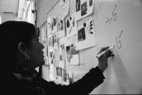 Image of sheet 20040070 photo 21: Salim Saya beim Sprachunterricht Persisch Unterricht für Afghanische Kinder aus Afghanistan und Iran in Zürich auf freiwilliger Basis. An der Wandtafel arbeitet die Lehrerin