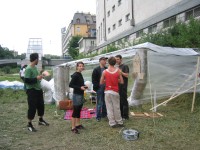 Image of sheet 20050730 photo 19: Shanty Town Zürich Aktion für Wohnraum an der Sihl. Wasser Installation Besetzung Occupation Squat housing live youth protest leck of creative camp occupied action creativity Schweiz swiss
Alternative scene

student Switzerland 

© 2005,, OLIVIA HEUSSLER / www.clic.li