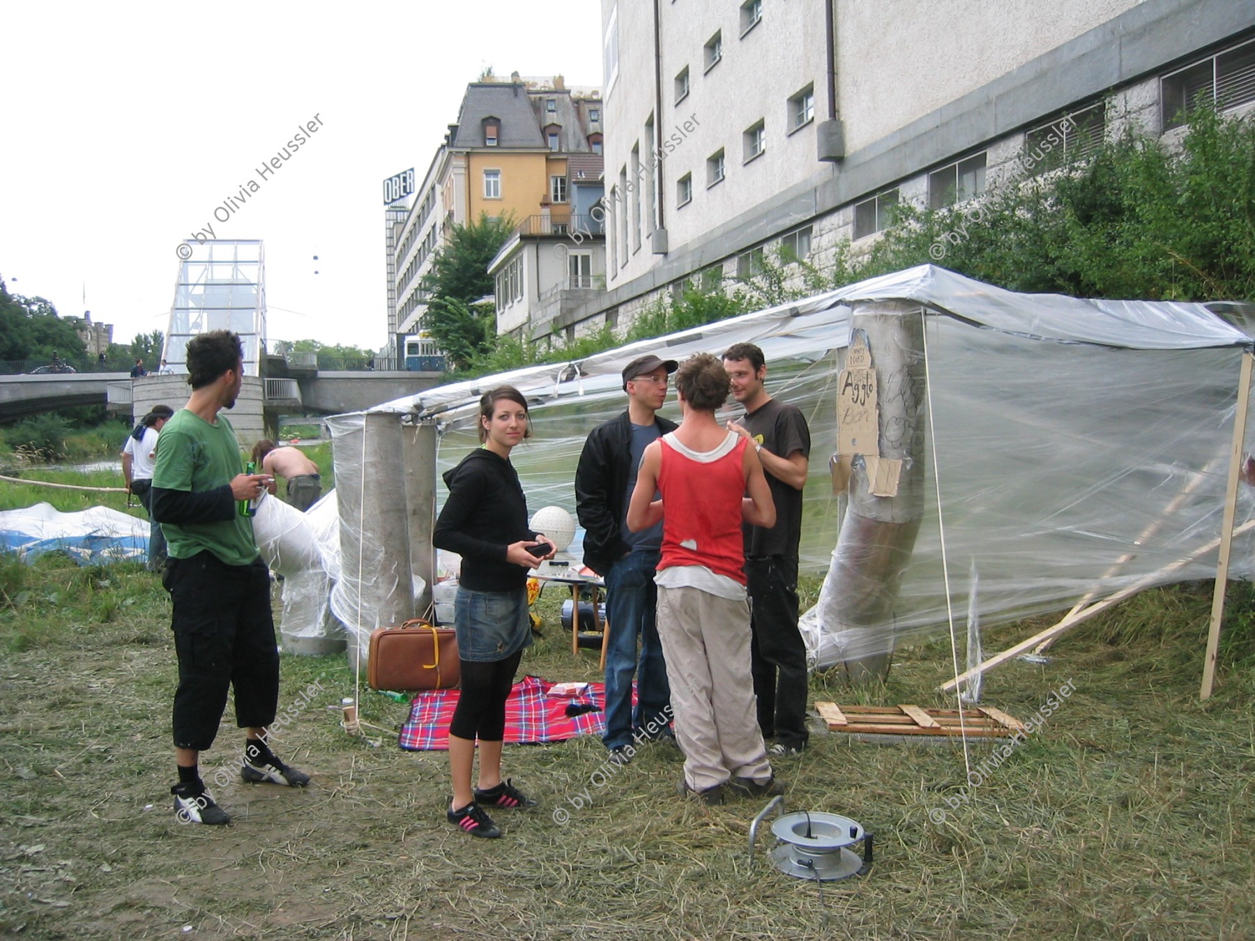 Image of sheet 20050730 photo 19: Shanty Town Zürich Aktion für Wohnraum an der Sihl. Wasser Installation Besetzung Occupation Squat housing live youth protest leck of creative camp occupied action creativity Schweiz swiss
Alternative scene

student Switzerland 

© 2005,, OLIVIA HEUSSLER / www.clic.li