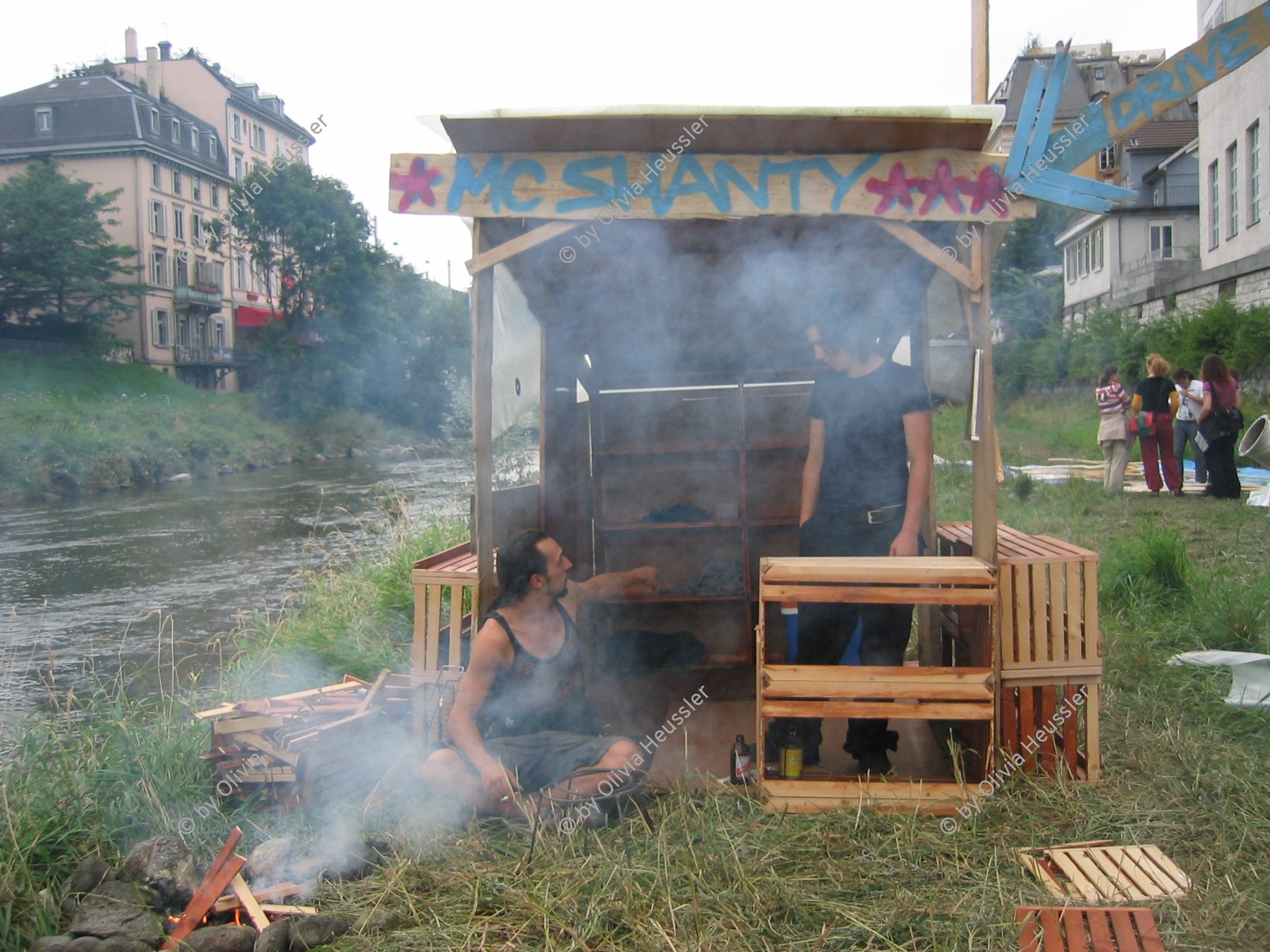 Image of sheet 20050730 photo 20: Shanty Town Zürich Aktion für Wohnraum an der Sihl. Installation Besetzung Occupation Squat housing live youth protest leck of creative camp occupied action creativity Schweiz swiss
Alternative scene

student Switzerland 

© 2005,, OLIVIA HEUSSLER / www.clic.li