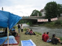 Image of sheet 20050730 photo 30: Banner bridge Shanty Town Zürich Aktion für Wohnraum an der Sihl. Börse Fluss Wasser Installation Besetzung Occupation Squat housing live youth protest leck of creative camp occupied action creativity Schweiz swiss
Alternative scene Art action

student Switzerland 

© 2005,, OLIVIA HEUSSLER / www.clic.li
