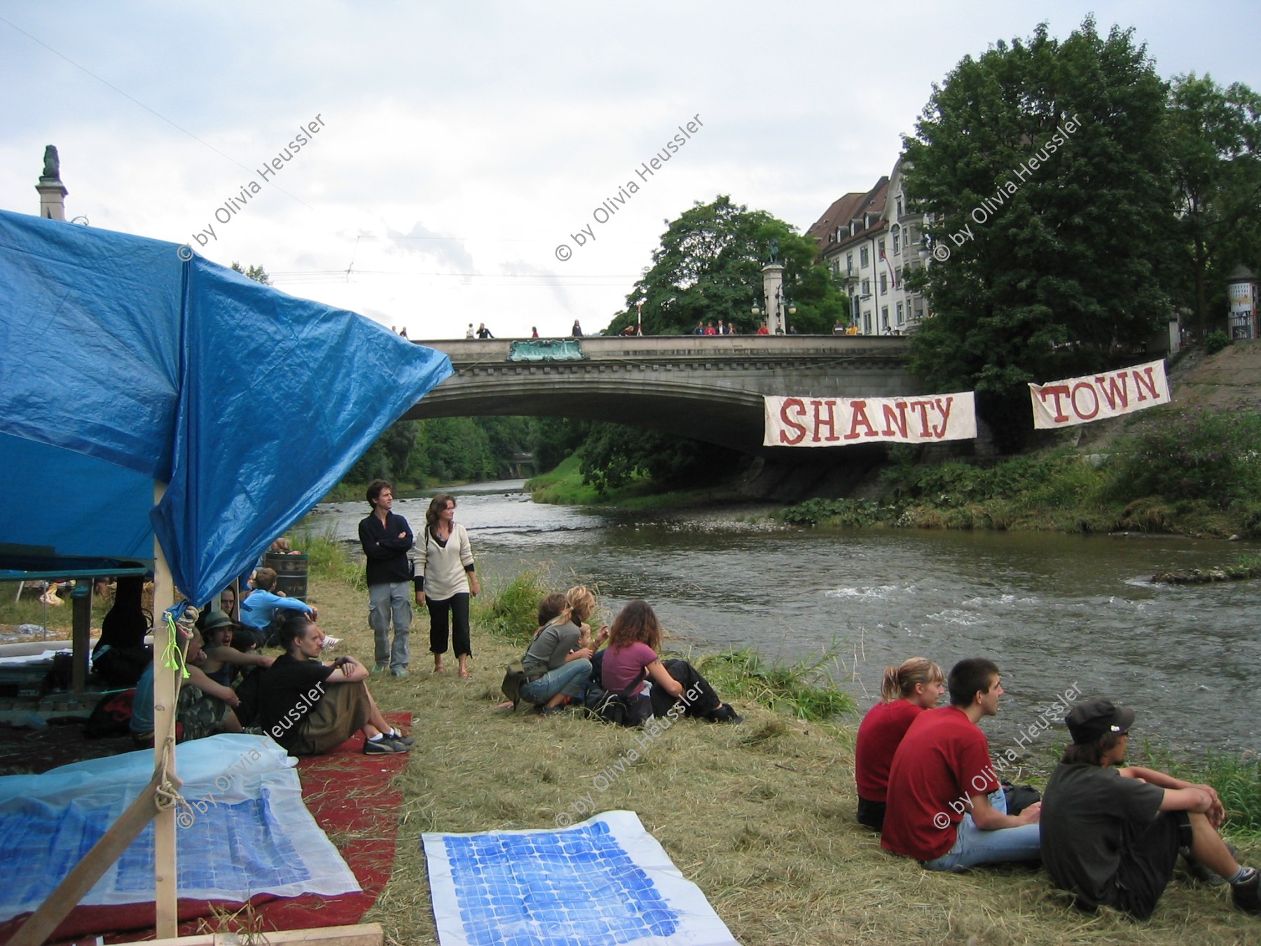 Image of sheet 20050730 photo 30: Banner bridge Shanty Town Zürich Aktion für Wohnraum an der Sihl. Börse Fluss Wasser Installation Besetzung Occupation Squat housing live youth protest leck of creative camp occupied action creativity Schweiz swiss
Alternative scene Art action

student Switzerland 

© 2005,, OLIVIA HEUSSLER / www.clic.li