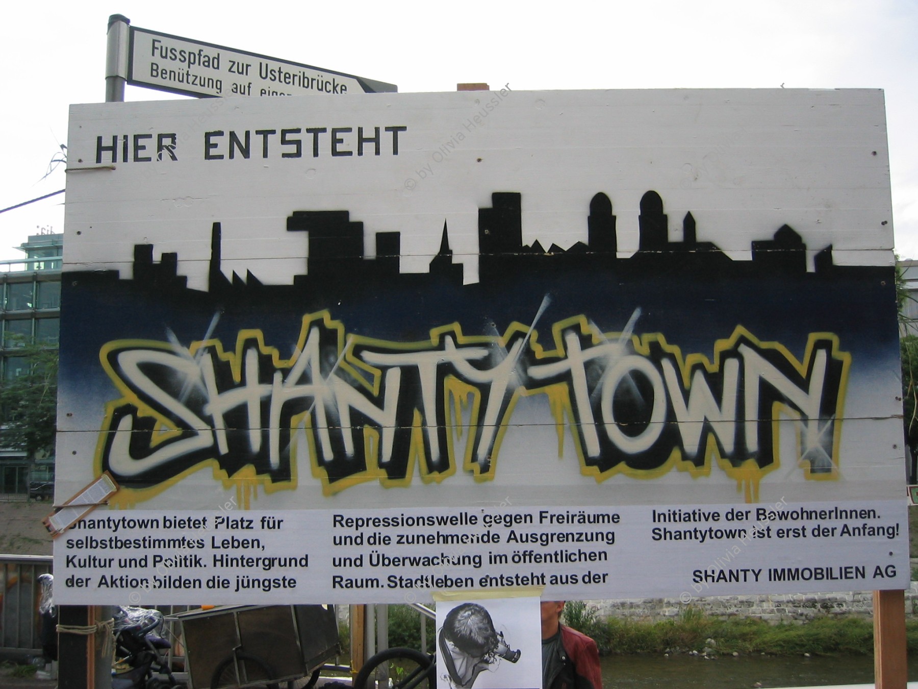 Image of sheet 20050730 photo 37: Shanty Town Zürich Aktion für Wohnraum an der Sihl.Wasser Installation Besetzung Occupation Squat housing live youth protest leck of creative camp occupied action creativity Schweiz swiss
Alternative scene Art action
√
student Switzerland 

© 2005, OLIVIA HEUSSLER / www.clic.li