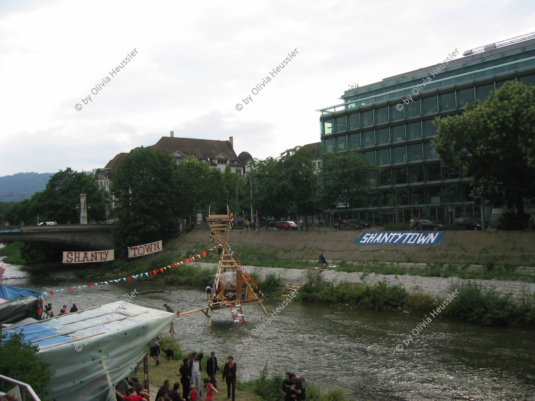 Image of sheet 20050730 photo 38: Shanty Town Zürich Aktion für Wohnraum an der Sihl. Tamedia Fluss Wasser Installation Besetzung Occupation Squat housing live youth protest leck of creative camp occupied action creativity Schweiz swiss
Alternative scene Art action
√
student Switzerland

© 2005, OLIVIA HEUSSLER / www.clic.li