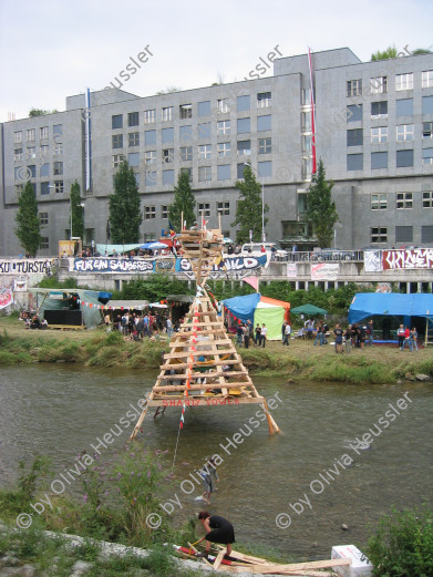 Image of sheet 20050730 photo 42: Shanty Town Zürich Aktion für Wohnraum an der Sihl. Börse  Fluss Wasser Installation Besetzung Occupation Squat housing live youth protest leck of creative camp occupied action creativity Schweiz swiss
Alternative scene Art action
√
student Switzerland

© 2005, OLIVIA HEUSSLER / www.clic.li