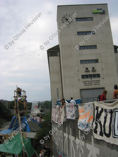 Image of sheet 20050730 photo 46: Shanty Town Zürich Aktion für Wohnraum an der Sihl. EWZ Fluss Wasser Installation Besetzung Occupation Squat housing live youth protest leck of creative camp occupied action creativity Schweiz swiss