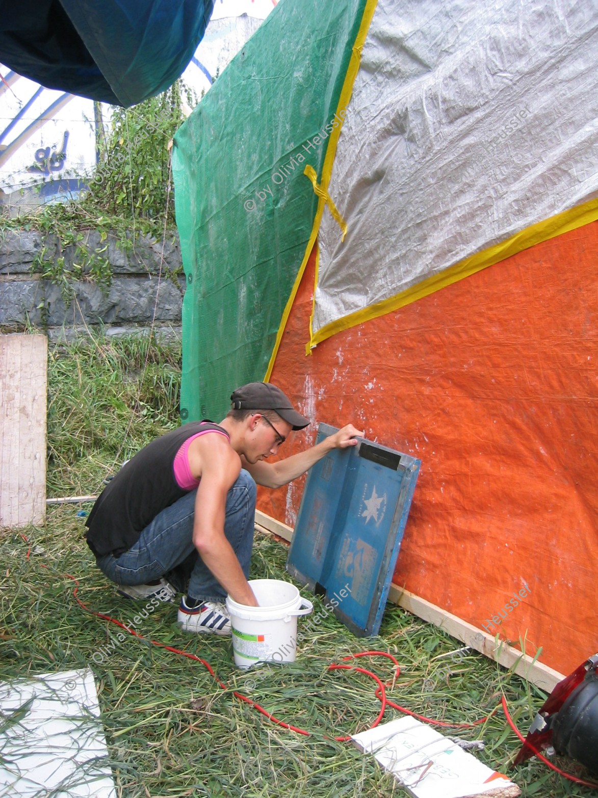 Image of sheet 20050730 photo 47: Shanty Town Zürich Aktion für Wohnraum an der Sihl. Wasser Installation Besetzung Occupation Squat housing live youth protest leck of creative camp occupied action creativity Schweiz swiss
Alternative scene Art action
√
student Switzerland 

© 2005, OLIVIA HEUSSLER / www.clic.li