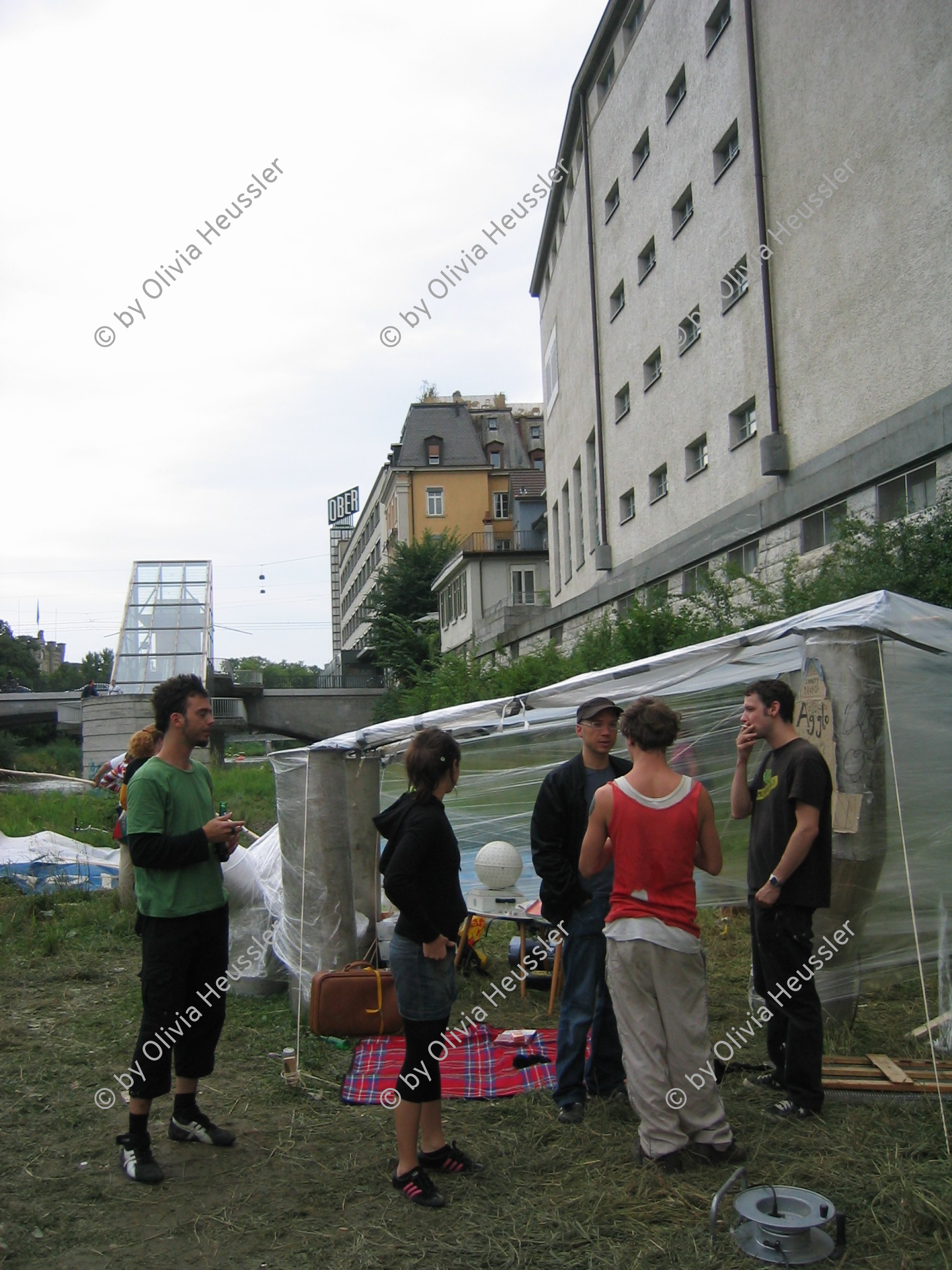 Image of sheet 20050730 photo 49: Shanty Town Zürich Aktion für Wohnraum an der Sihl. Wasser Installation Besetzung Occupation Squat housing live youth protest leck of creative camp occupied action creativity Schweiz swiss
Alternative scene Art action
√
student Switzerland summer 

© 2005, OLIVIA HEUSSLER / www.clic.li