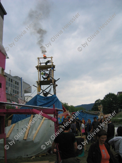 Image of sheet 20050730 photo 50: Shanty Town Zürich Aktion für Wohnraum an der Sihl. stock exchange Börse  Fluss Wasser Installation Besetzung Occupation Squat housing live youth protest leck of creative camp occupied action creativity Schweiz swiss
Alternative scene Art action
√
student Switzerland

© 2005, OLIVIA HEUSSLER / www.clic.li