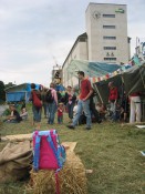 Image of sheet 20050730 photo 56: Shanty Town Zürich Aktion für Wohnraum an der Sihl. EWZ Installation Besetzung Occupation Squat housing live youth protest leck of creative camp occupied action creativity Schweiz swiss
Alternative scene Art action
√
student Switzerland 

© 2005, OLIVIA HEUSSLER / www.clic.li