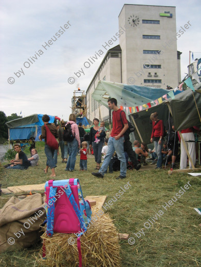 Image of sheet 20050730 photo 56: Shanty Town Zürich Aktion für Wohnraum an der Sihl. EWZ Installation Besetzung Occupation Squat housing live youth protest leck of creative camp occupied action creativity Schweiz swiss
Alternative scene Art action
√
student Switzerland 

© 2005, OLIVIA HEUSSLER / www.clic.li