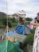 Image of sheet 20050730 photo 68: Shanty Town Zürich Aktion für Wohnraum an der Sihl. Fluss Wasser Installation Besetzung Occupation Squat housing live youth protest leck of creative camp occupied action creativity Schweiz swiss
Alternative scene Art action
√
student Switzerland 

© 2005, OLIVIA HEUSSLER / www.clic.li