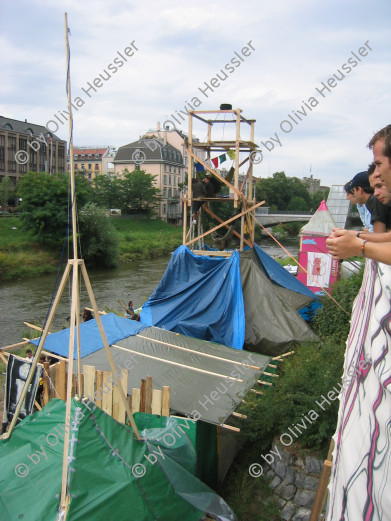 Image of sheet 20050730 photo 68: Shanty Town Zürich Aktion für Wohnraum an der Sihl. Fluss Wasser Installation Besetzung Occupation Squat housing live youth protest leck of creative camp occupied action creativity Schweiz swiss
Alternative scene Art action
√
student Switzerland 

© 2005, OLIVIA HEUSSLER / www.clic.li