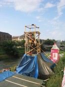 Image of sheet 20050730 photo 69: Shanty Town Zürich Aktion für Wohnraum an der Sihl.  Fluss Wasser Installation Besetzung Occupation Squat housing live youth protest leck of creative camp occupied action creativity Schweiz swiss
Alternative scene Art action
√
student Switzerland 

© 2005, OLIVIA HEUSSLER / www.clic.li