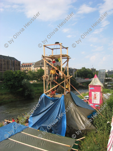 Image of sheet 20050730 photo 69: Shanty Town Zürich Aktion für Wohnraum an der Sihl.  Fluss Wasser Installation Besetzung Occupation Squat housing live youth protest leck of creative camp occupied action creativity Schweiz swiss
Alternative scene Art action
√
student Switzerland 

© 2005, OLIVIA HEUSSLER / www.clic.li