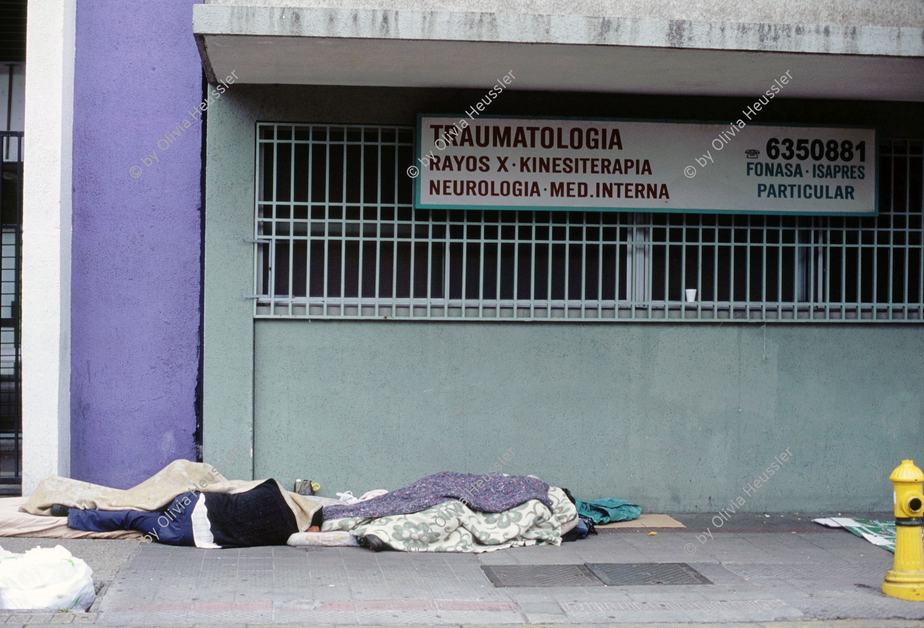 Image of sheet 20051129 photo 1: Santiago de Chile 29.12.2005 America latina Latin America Latein Amerika Suedamerika Südamerika Amerika Down town City Man sleeps Obdachlose schlafen strasse street shelter homeless people