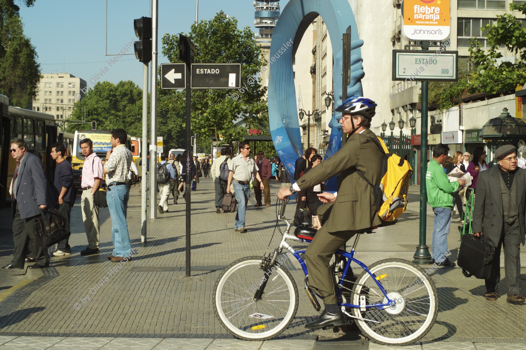 Image of sheet 20051129 photo 117: Santiago de Chile 29.12.2005 America latina Latin America Latein Amerika Suedamerika Südamerika Amerika Down town City cicle Helmet man