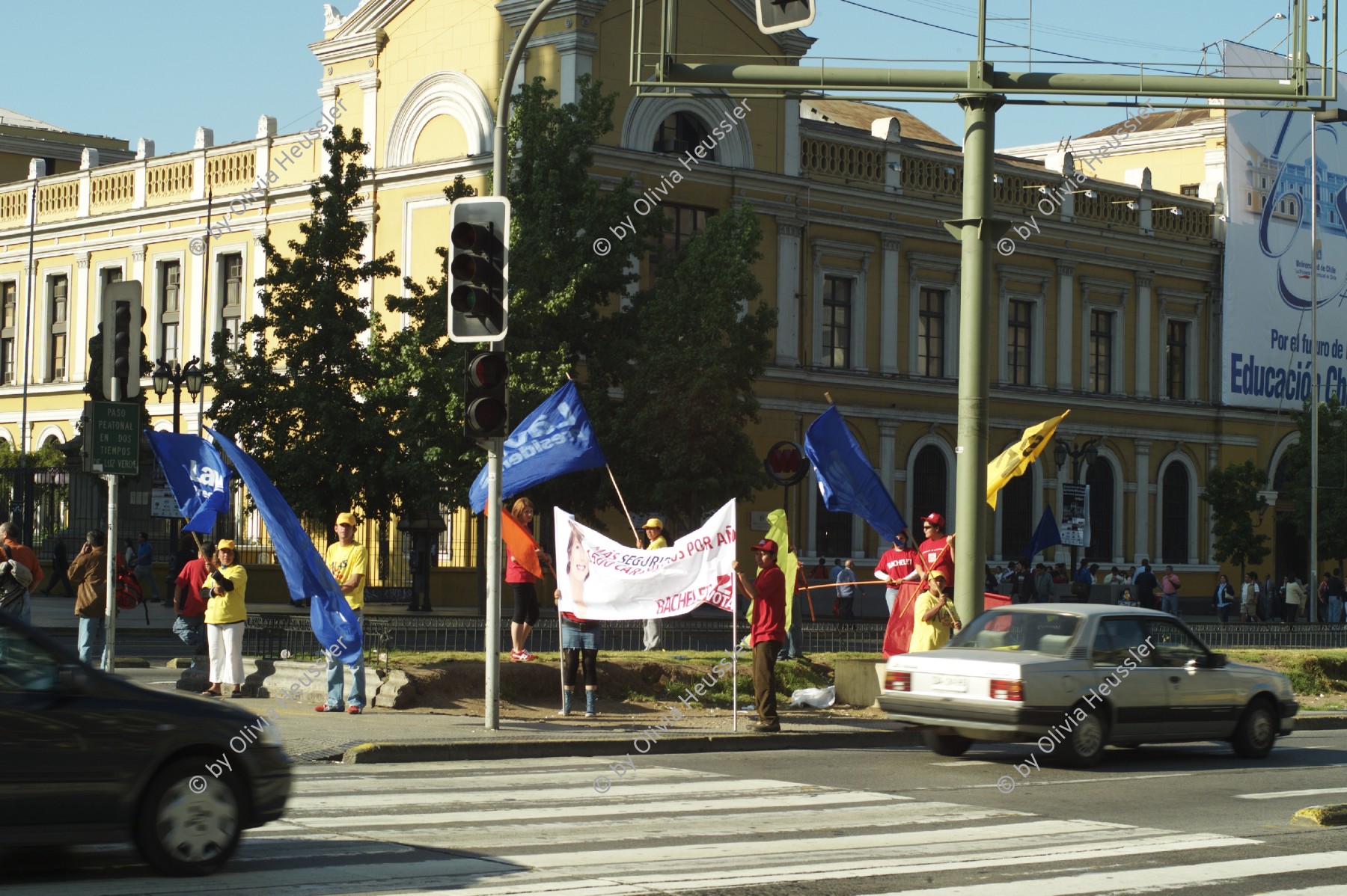 Image of sheet 20051129 photo 120: Santiago de Chile  29.12.2005 America latina Latin America Latein Amerika Suedamerika Südamerika Amerika 

Häuser Haus habitants haeuser people Menschen Strasse 29.12.2005 America latina Latin America L Protest Fahnen flag banners