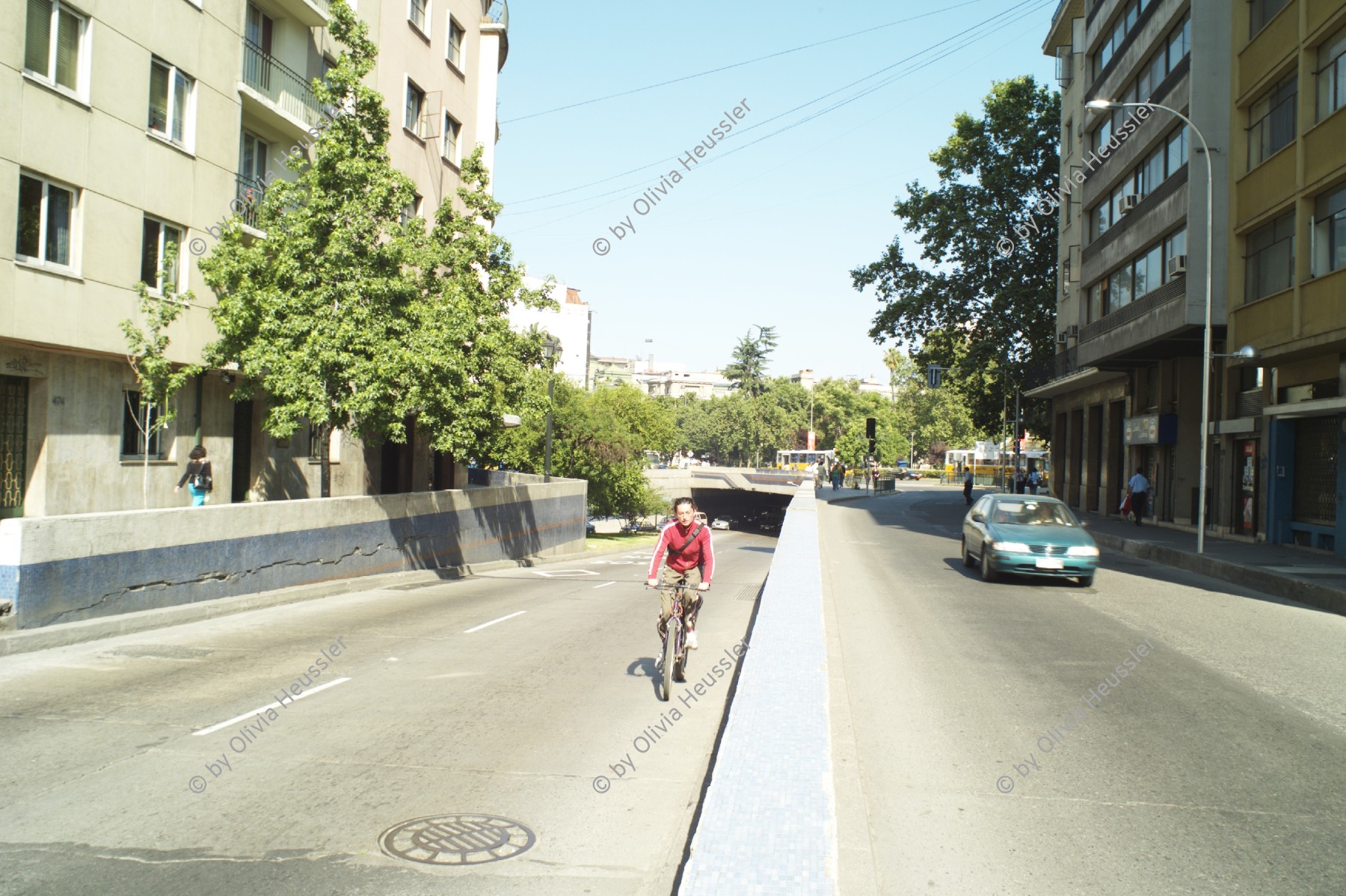 Image of sheet 20051129 photo 132: Santiago de Chile 29.12.2005 America latina Latin America Latein Amerika Suedamerika Südamerika Amerika Down town City cicle velo fahradfahrer velofahrer street car auto