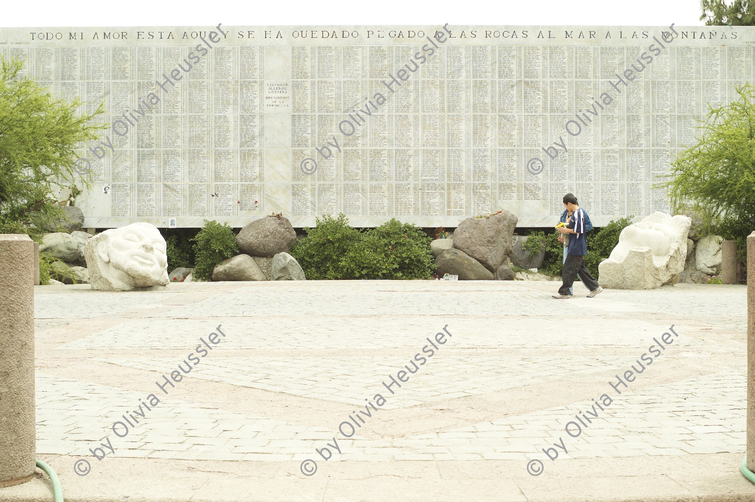Image of sheet 20051129 photo 21: Cementerio general de Santiago de Chile monumento Denkmal für die Toten der Militärdiktatur Pinochet's  

» Todo mi amor esta aqui y se ha quedado pegado a las Rocas al mar a las montañas.« (» All my love is here and it remains fixed in the rocks, the sea and the mountains«)

The tablet (the Memorial in the General Cementery) commemorating 3197 murder victims.
