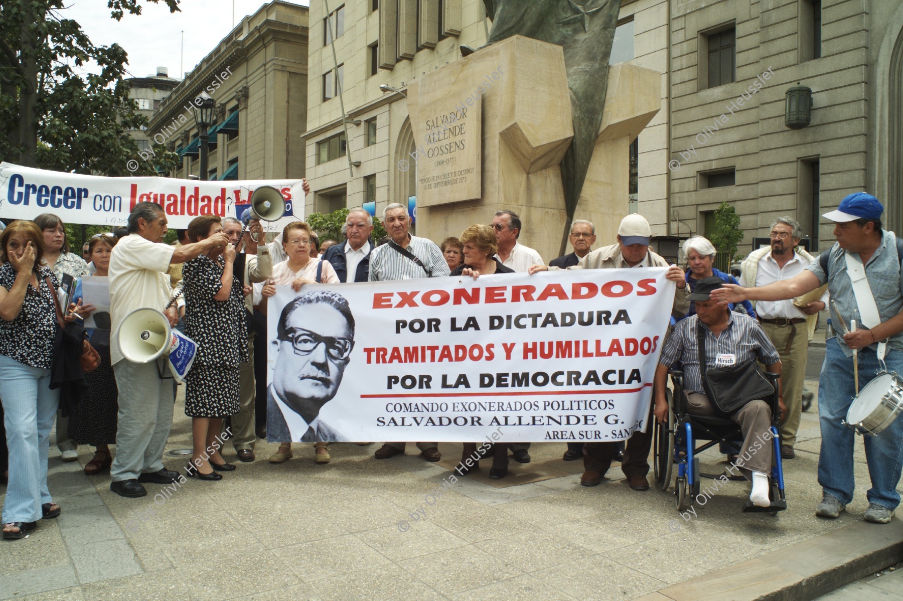 Image of sheet 20051129 photo 50: Former employees and workers laid off during Pinochet era protest outside the La Moneda for an appropriate pension. 
Santiago de Chile 2005 Banner Allende Salvador Exonerados