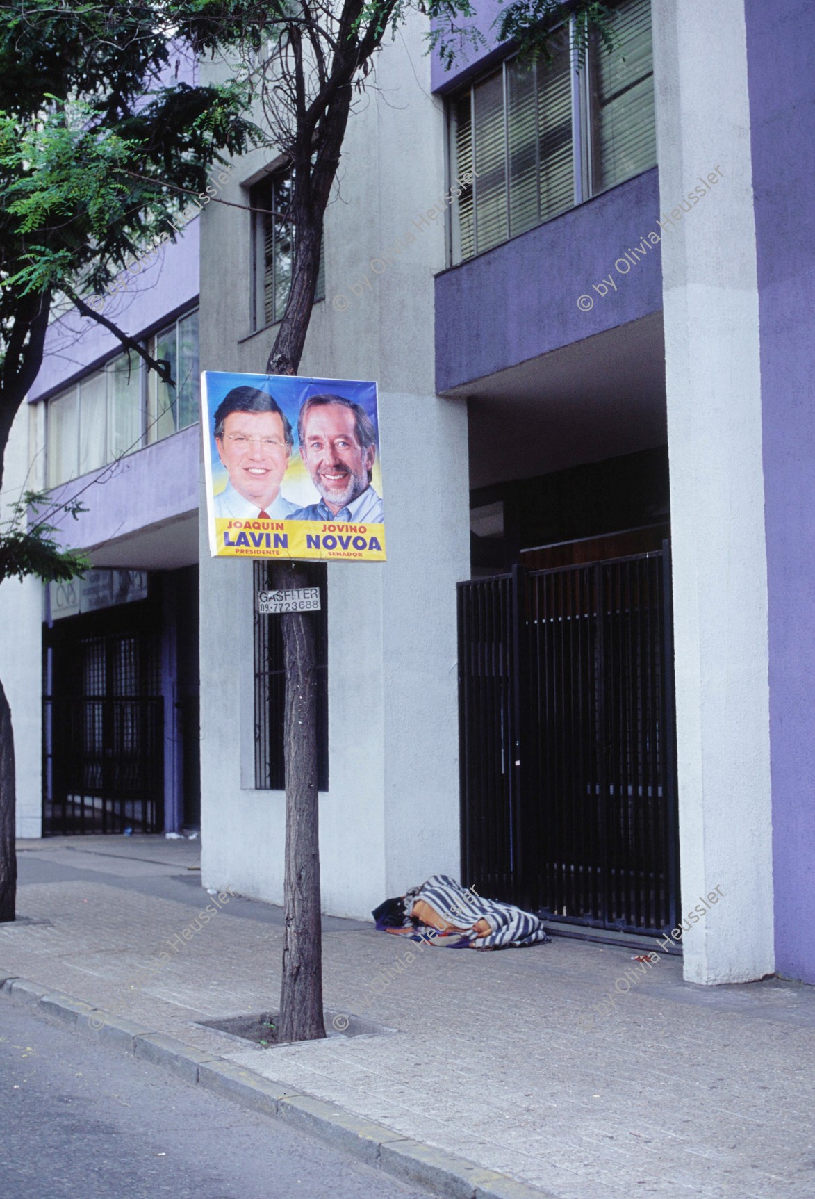 Image of sheet 20051129 photo 503: Santiago de Chile 29.12.2005 America latina Latin America Latein Amerika Suedamerika Südamerika Amerika Down town City werbung poster wahlen politik kandidaten