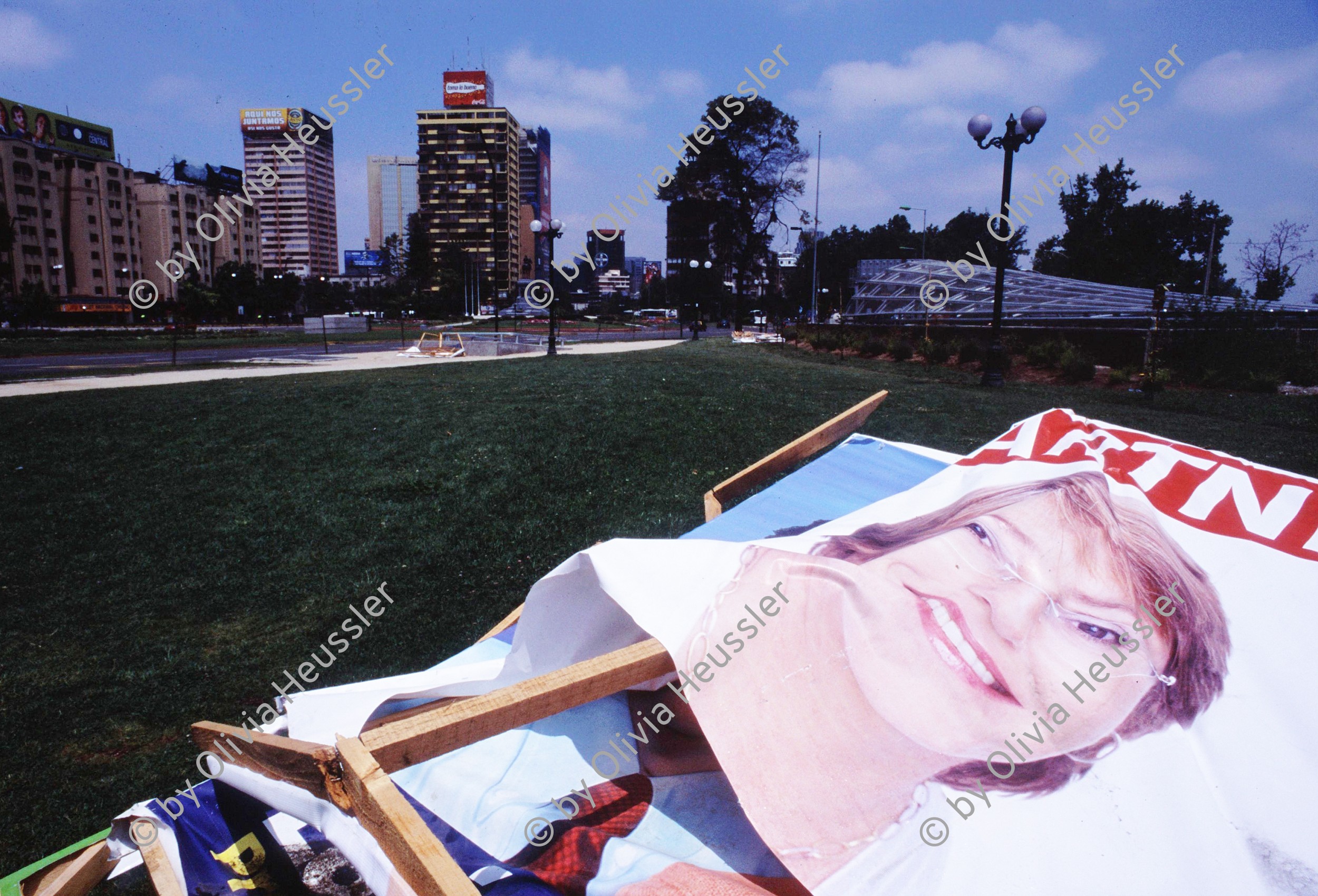 Image of sheet 20051129 photo 506: Santiago de Chile 29.12.2005 America latina Latin America Latein Amerika Suedamerika Südamerika Amerika Down town City Wahlen Propaganda Werbung Poster Bachelet Michele Papier