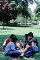 Image of sheet 20051129 photo 507: Santiago de Chile 
Youth lunch hour at Parque Forestall in the centre of Santiago. 29.12.2005 America latina Latin America Latein Amerika Suedamerika Südamerika Amerika 
Jugendliche Teenagers Reunion Siesta