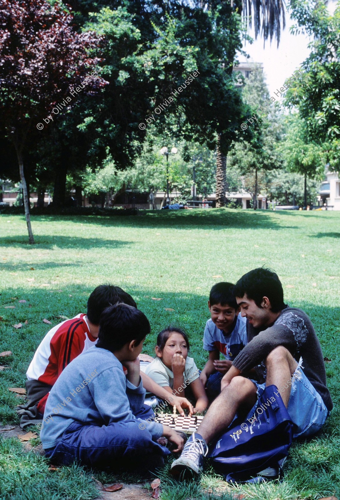 Image of sheet 20051129 photo 507: Santiago de Chile 
Youth lunch hour at Parque Forestall in the centre of Santiago. 29.12.2005 America latina Latin America Latein Amerika Suedamerika Südamerika Amerika 
Jugendliche Teenagers Reunion Siesta