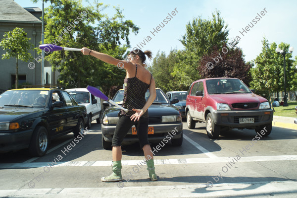 Image of sheet 20051129 photo 508: Carolina works as a street artist at the corner of Avenida Francisco Bilbao and Calle Ramon Carnicer in Santiago de Chile 
 Latinamerica Lateinamerika South 
youth work women woman Streetworker Jonglieren Zirkus Zircus Cars trafic