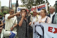 Image of sheet 20051129 photo 53: Former employees and workers laid off during Pinochet era protest outside the La Moneda for an appropriate pension.
Santiago de Chile 2005 Banner Allende Salvador Exonerados