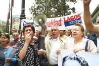 Image of sheet 20051129 photo 54: Former employees and workers laid off during Pinochet era protest outside the La Moneda for an appropriate pension.
Santiago de Chile 2005 Banner Allende Salvador Exonerados