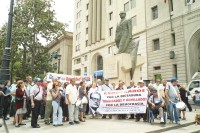 Image of sheet 20051129 photo 55: Former employees and workers laid off during Pinochet era protest outside the La Moneda for an appropriate pension.
Santiago de Chile 2005 Banner Allende Salvador Exonerados