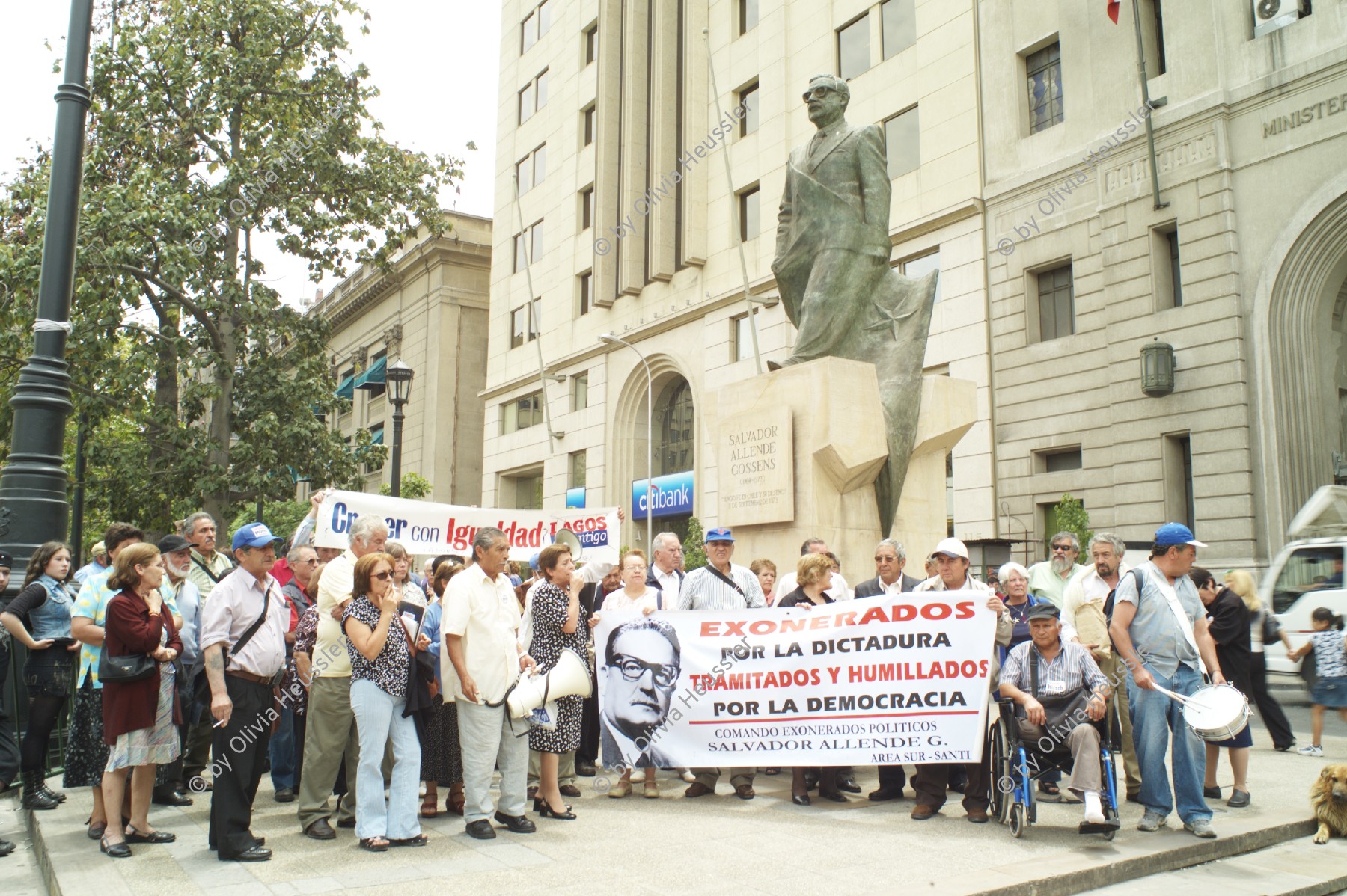 Image of sheet 20051129 photo 55: Former employees and workers laid off during Pinochet era protest outside the La Moneda for an appropriate pension.
Santiago de Chile 2005 Banner Allende Salvador Exonerados