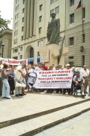 Image of sheet 20051129 photo 57: Former employees and workers laid off during Pinochet era protest outside the La Moneda for an appropriate pension.
Santiago de Chile 2005 Banner Allende Salvador Exonerados
